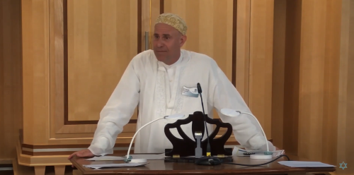 Image of K'vod delivering a sermon on 'The Power of Choice – Rosh Hashanah 2022' YouTube video.